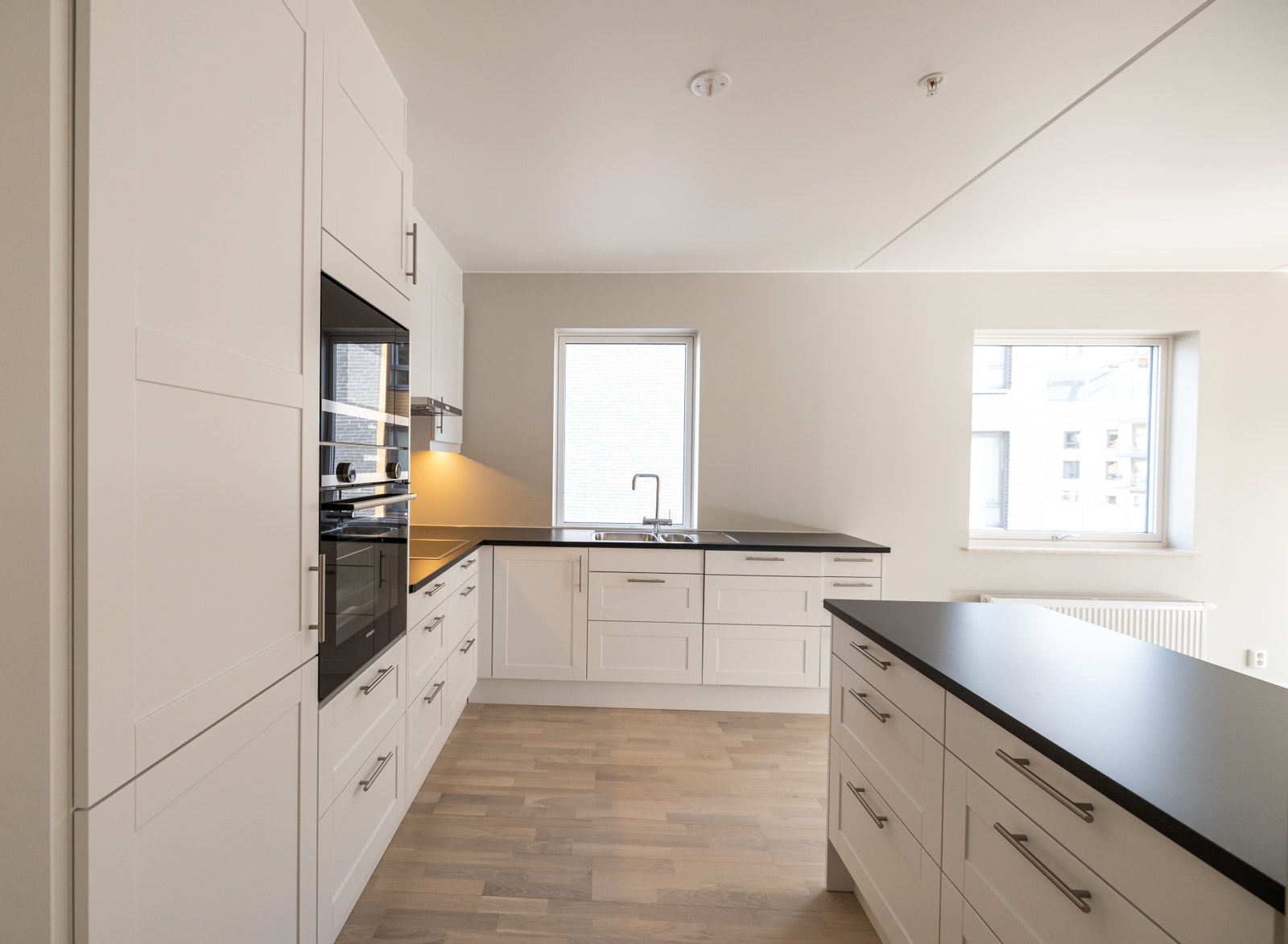 Moderne kjøkken med integrerte hvitevarer. Galleribilde