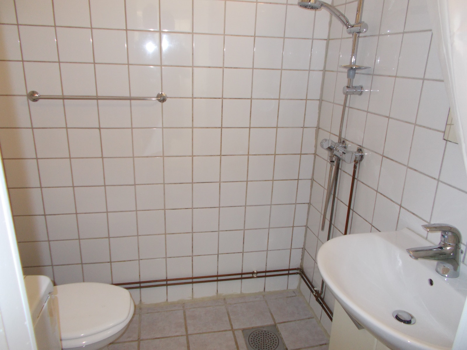 Dusjrom med varmekabler og vaskemaskin Galleribilde