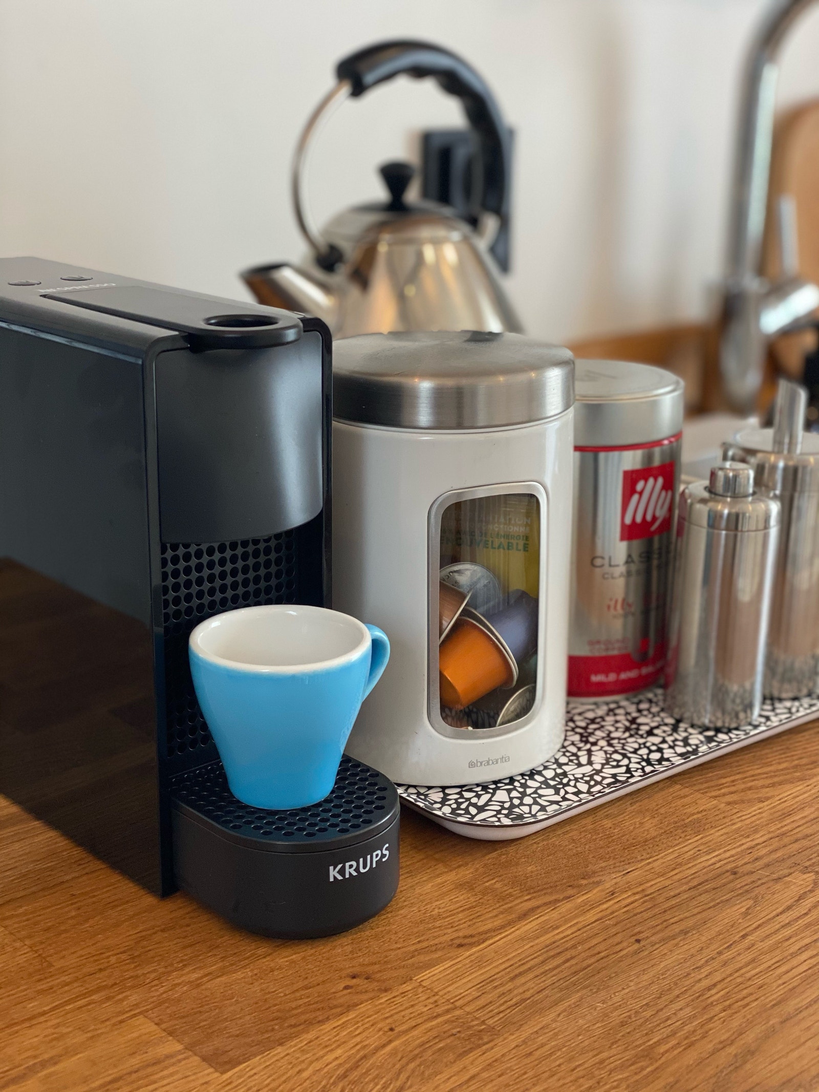 Kjøkken m/espressomaskin, presskanne og vannkoker Galleribilde