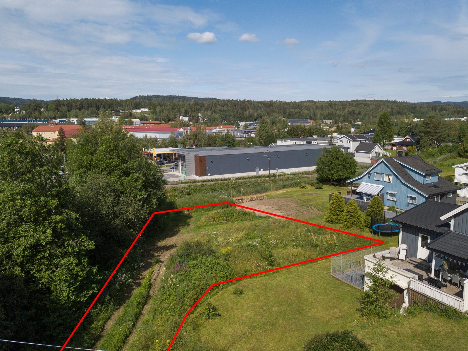 Tomt med markering. Vegetasjon er hogd etter at bildet ble tatt. Galleribilde