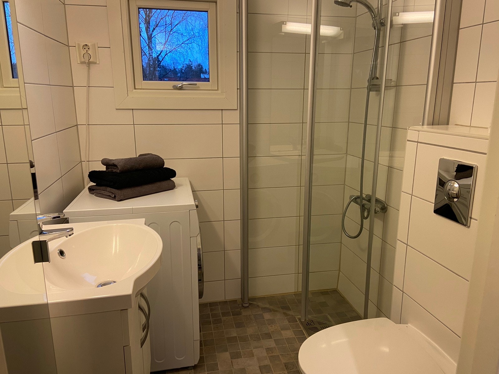 Pent bad med vaskemaskin Galleribilde