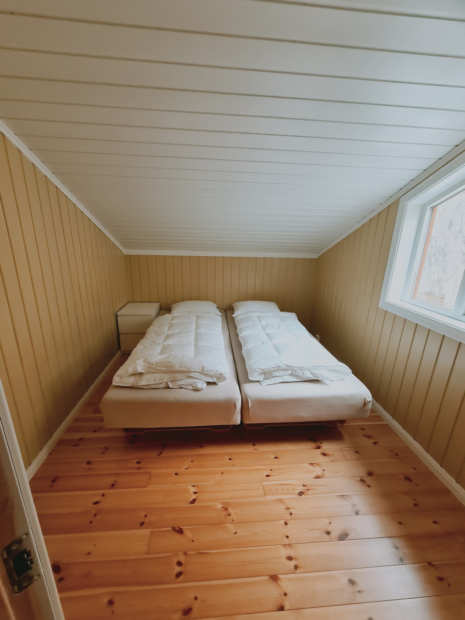 Soverom nr 3, oppe. 2 senger 90 cm og klesskap. Galleribilde