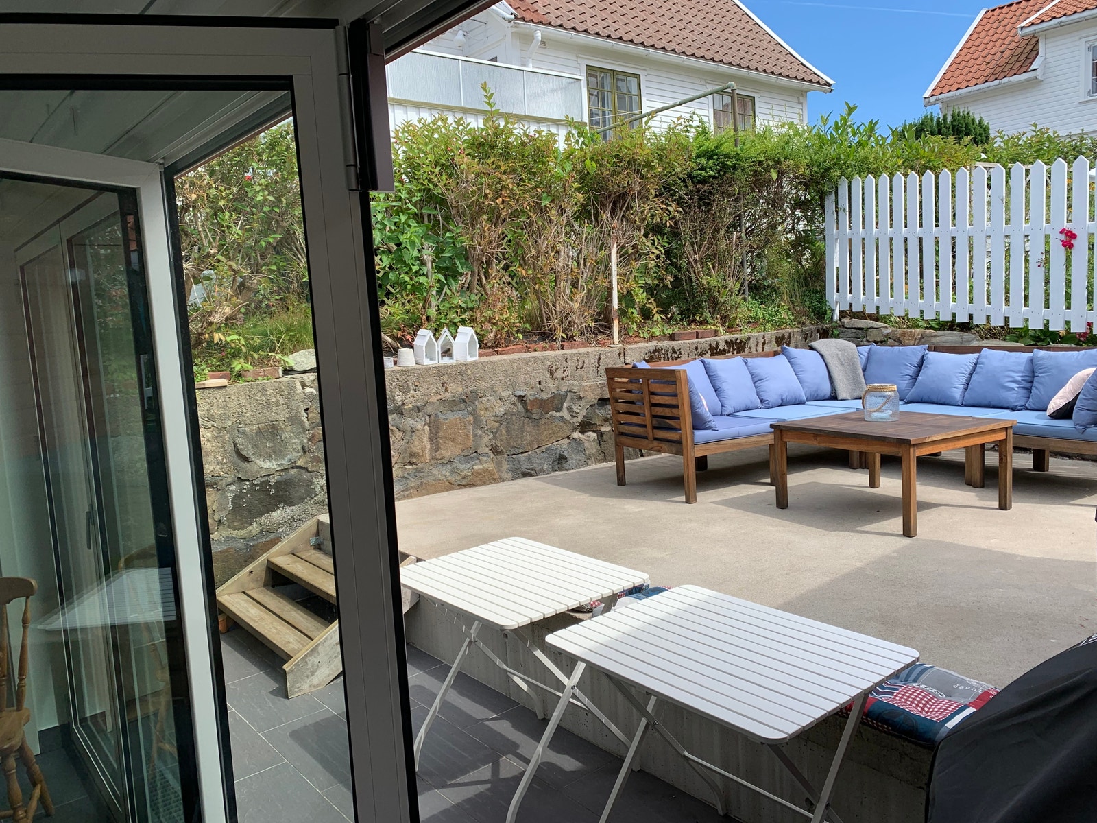 Skjermet bakgård med plass til spise og sittegruppe, ute/inne kjøkken, Weber gassgrill, gode solforhold Galleribilde