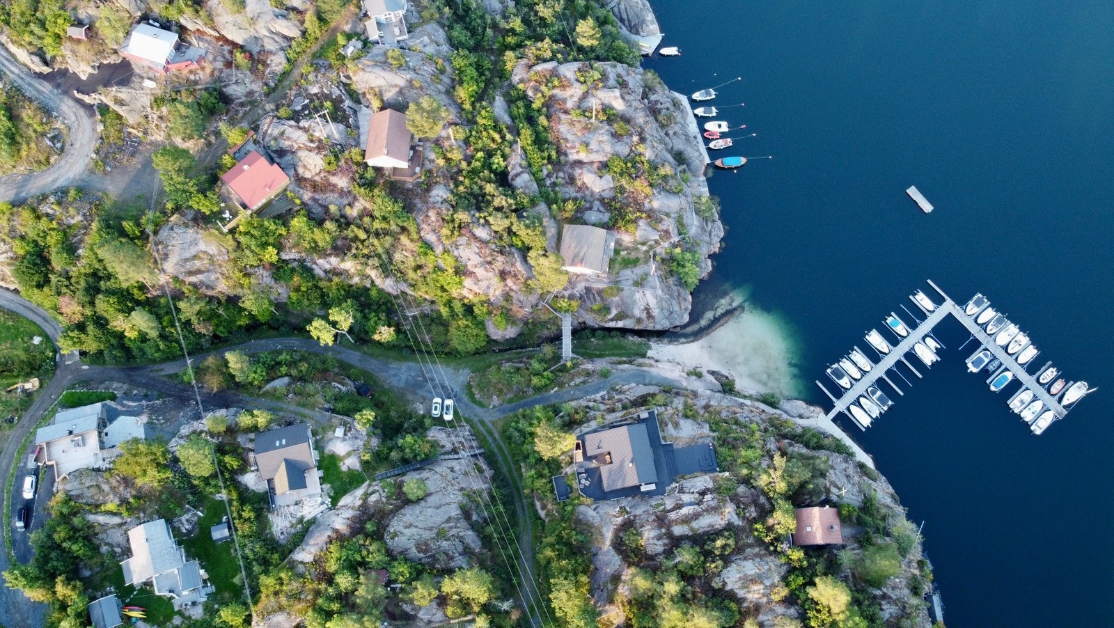 Oversiktsbilde av strand og brygge Galleribilde