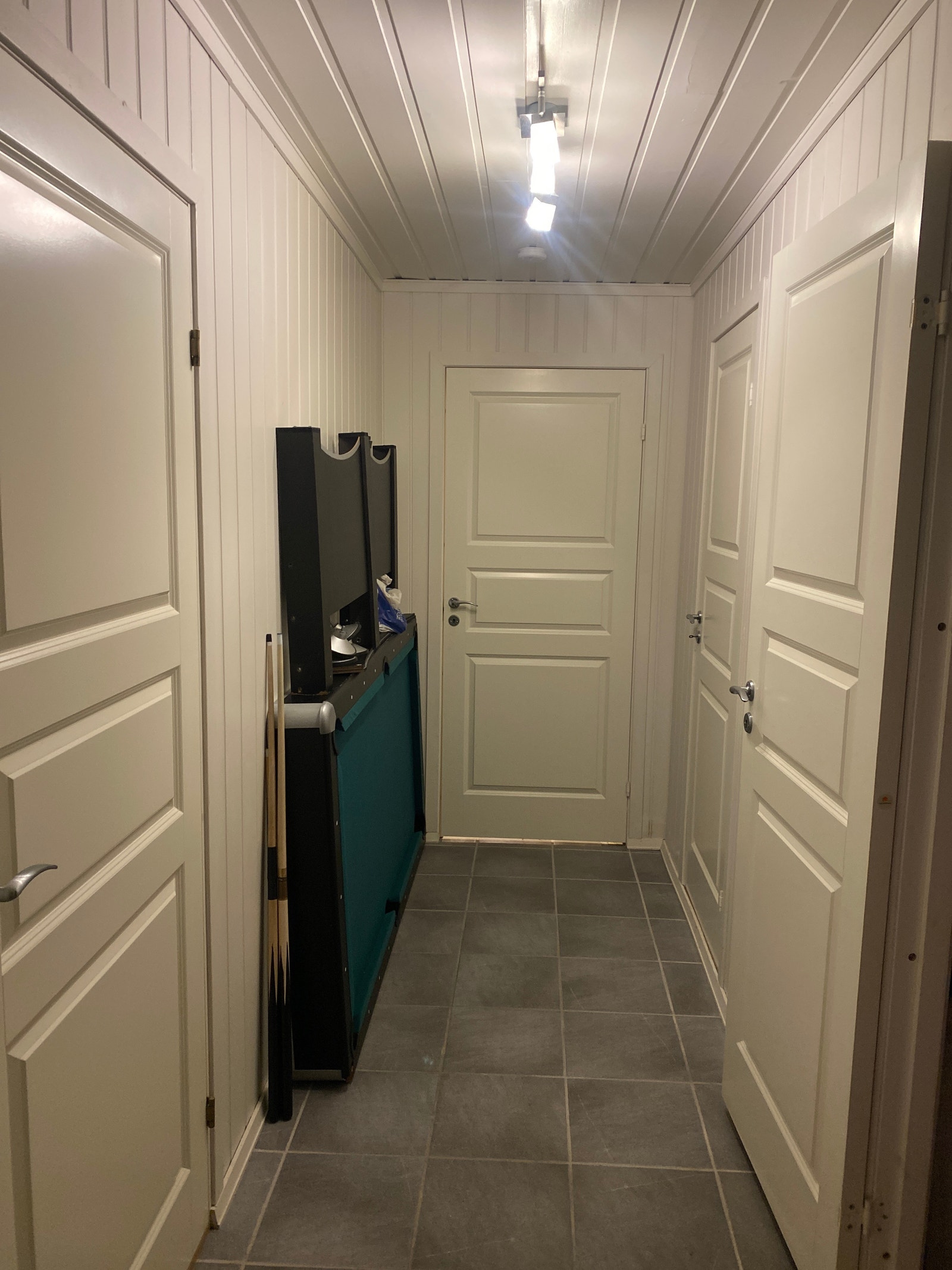 Felles dør vi har er bod ned. Galleribilde