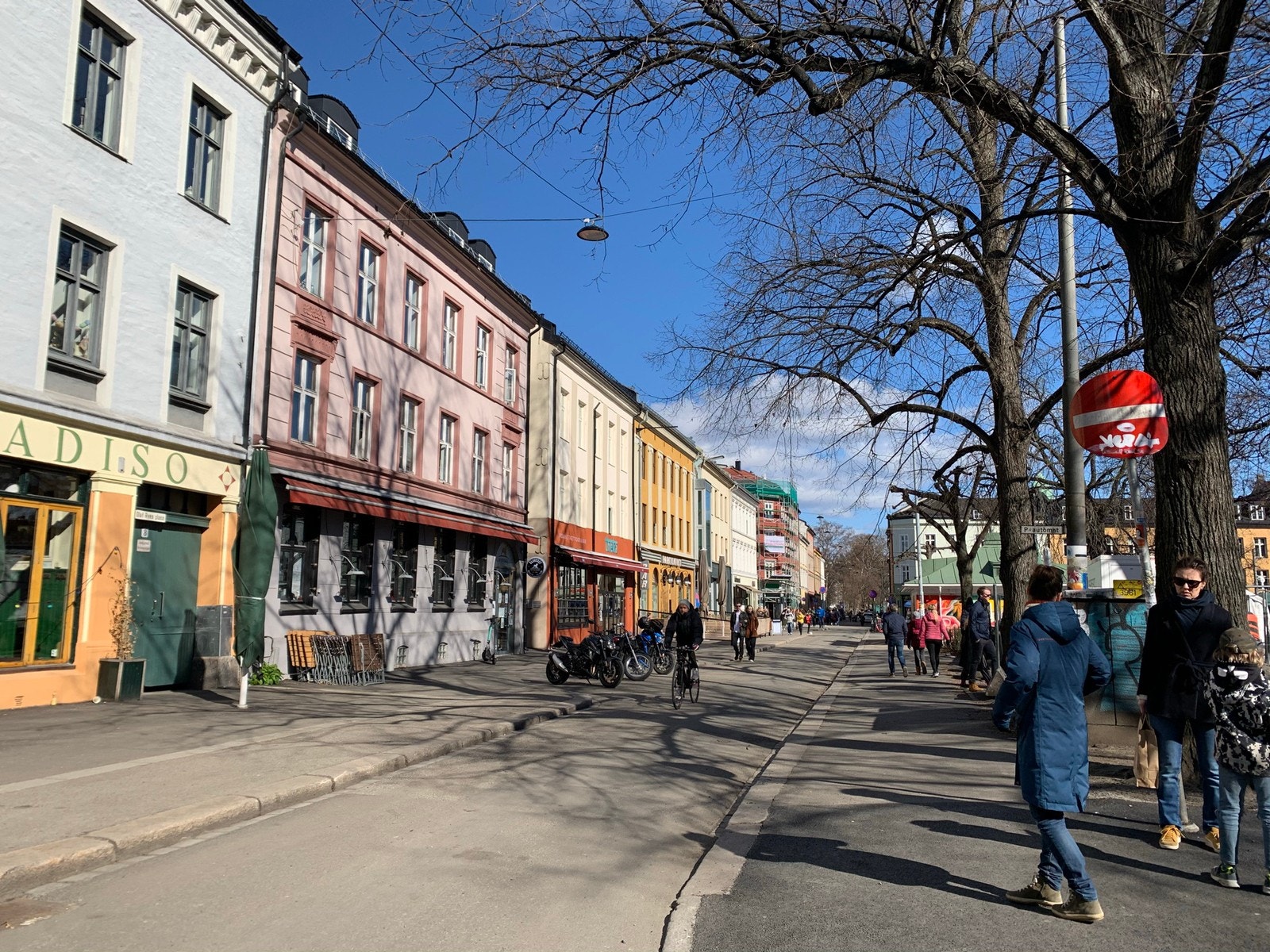 Olaf Ryes plass med restauranter og hyggelig liv Galleribilde