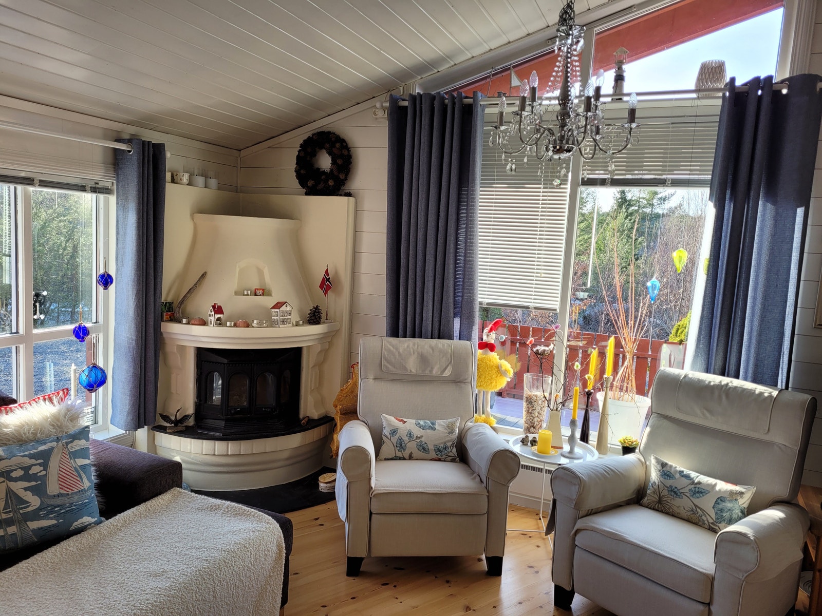 Peisen i stua, her i pyntet til påske Galleribilde