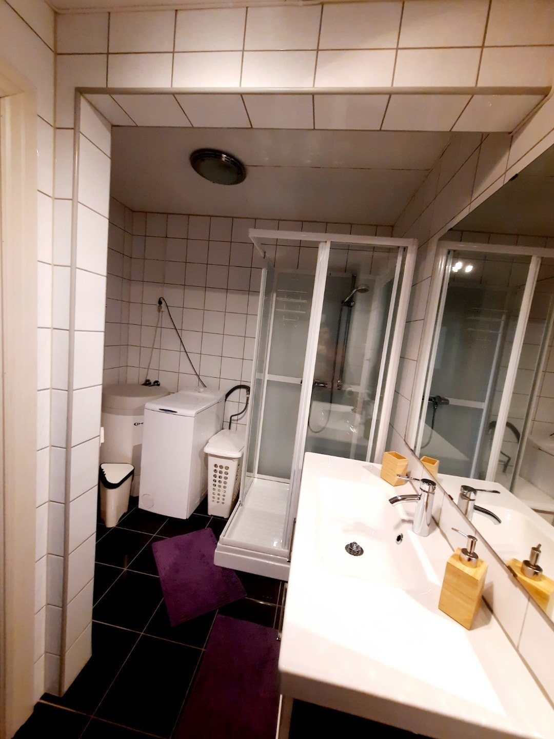 Bad med steamdusj og vaskemaskin Galleribilde