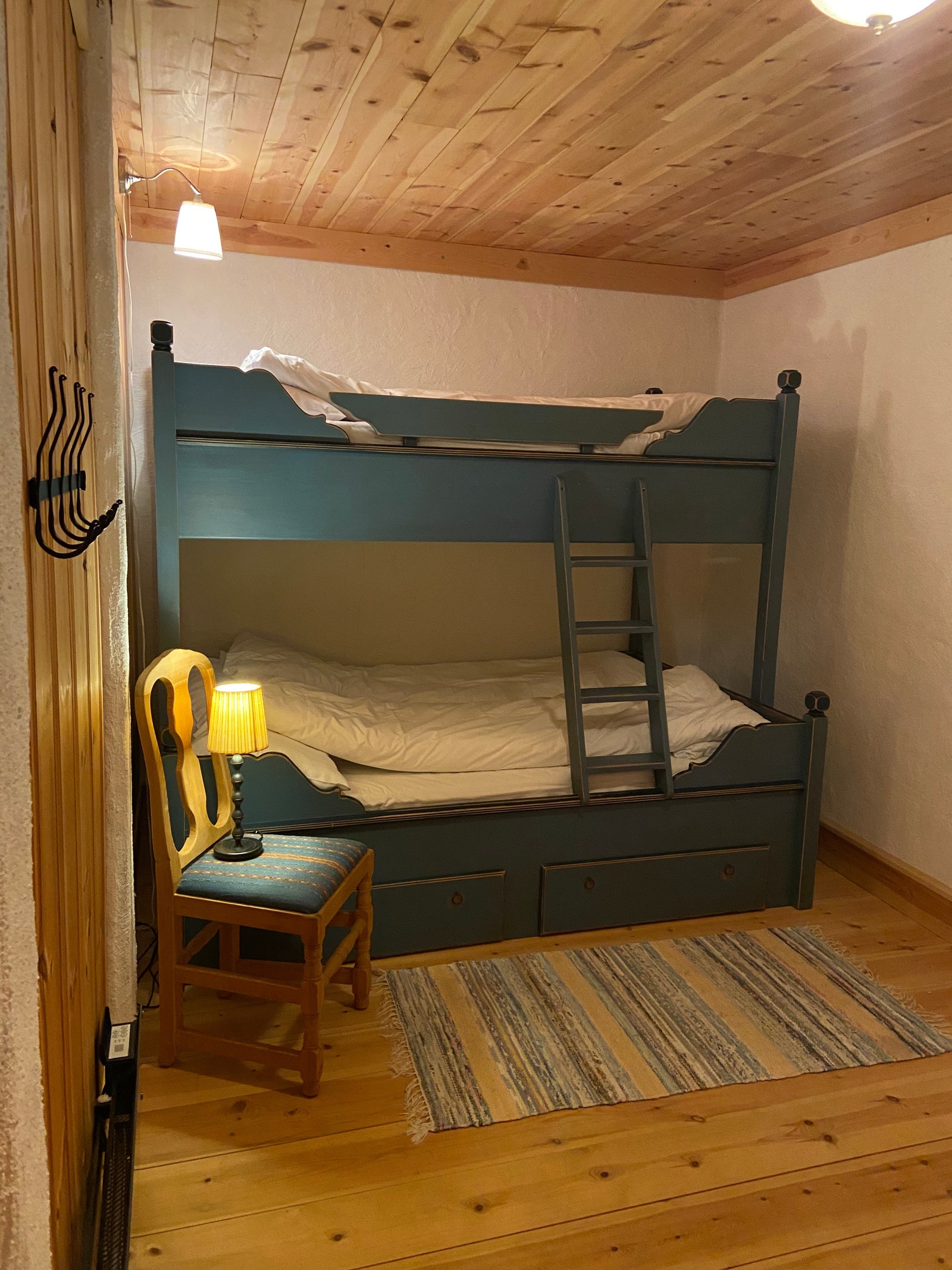 Kjeller; Blått soverom med familiekøye 120 cm + 90 cm Galleribilde