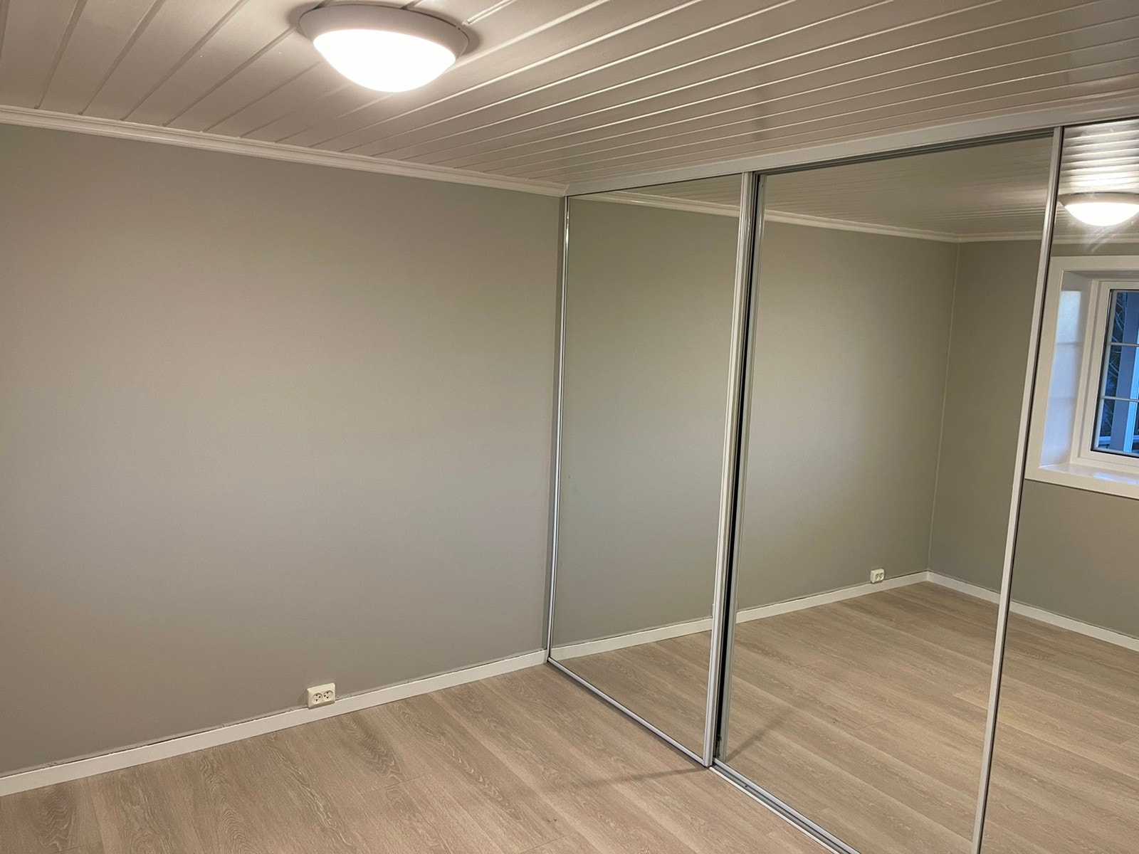 Stor skyvedørsgarderobe på soverom Galleribilde