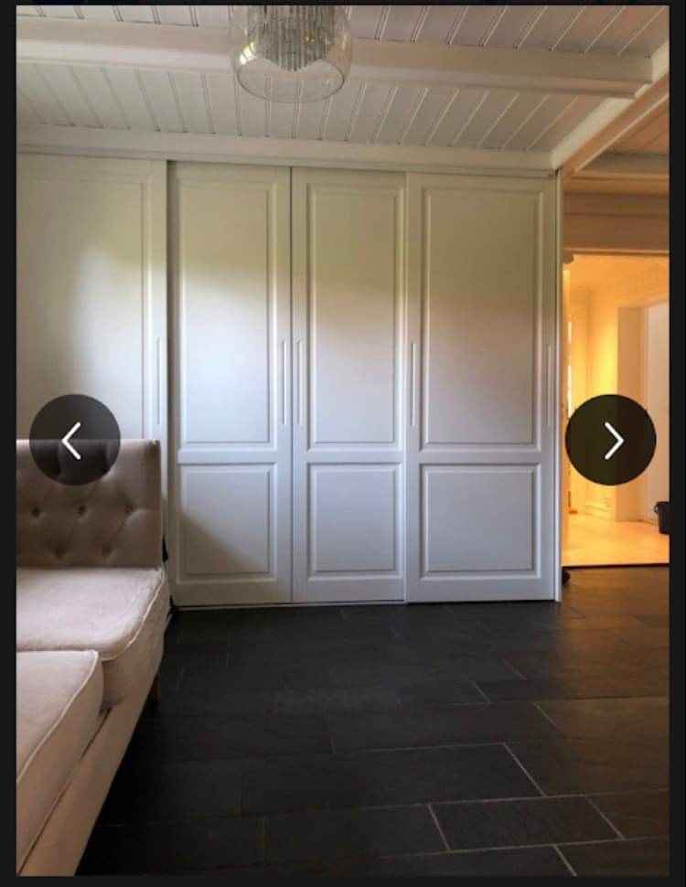 Garderobe i inngang Galleribilde