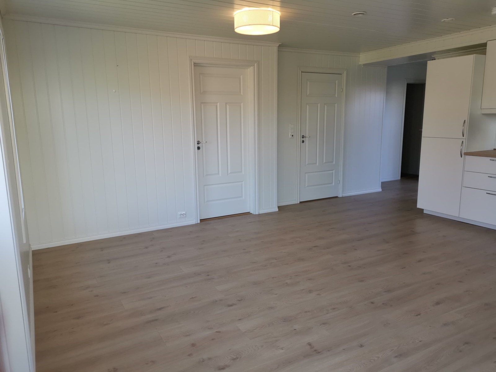 Inngangsdører soverom 2 og bad Galleribilde