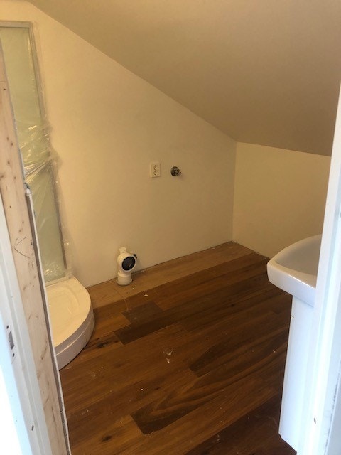 Bad. Er selvfølgelig ferdig. Legger ut bilder når jeg har avtalt med nåværende leieboer om å gå inn. Galleribilde