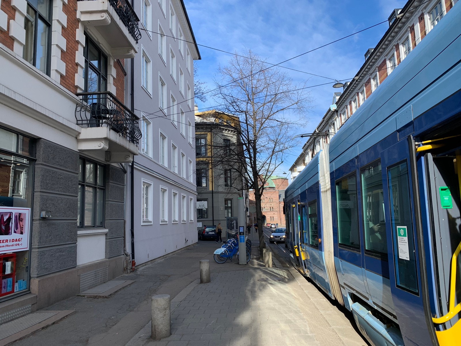 Trikkestopp rett utenfor Galleribilde