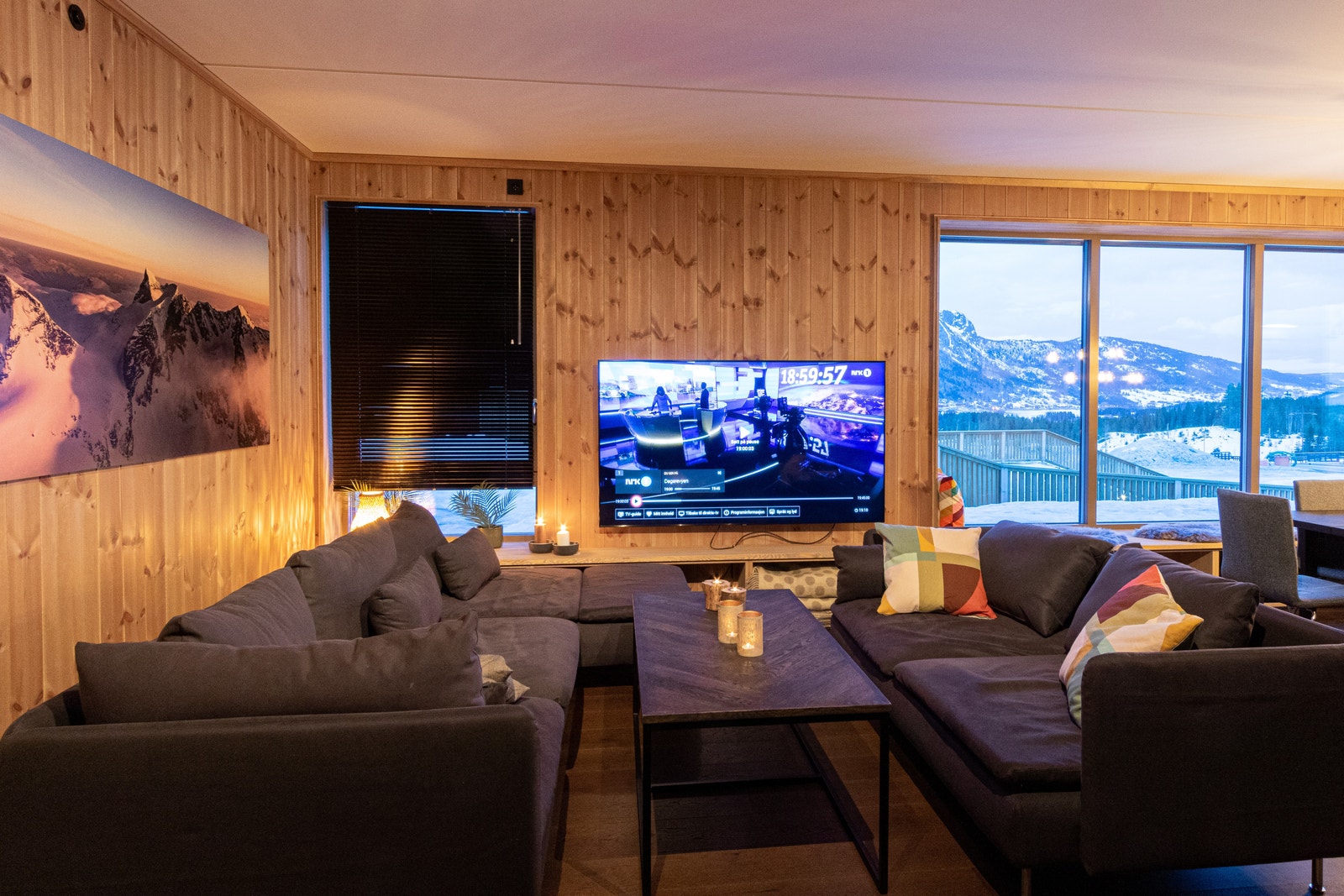 Stue med stor 75 TV Galleribilde