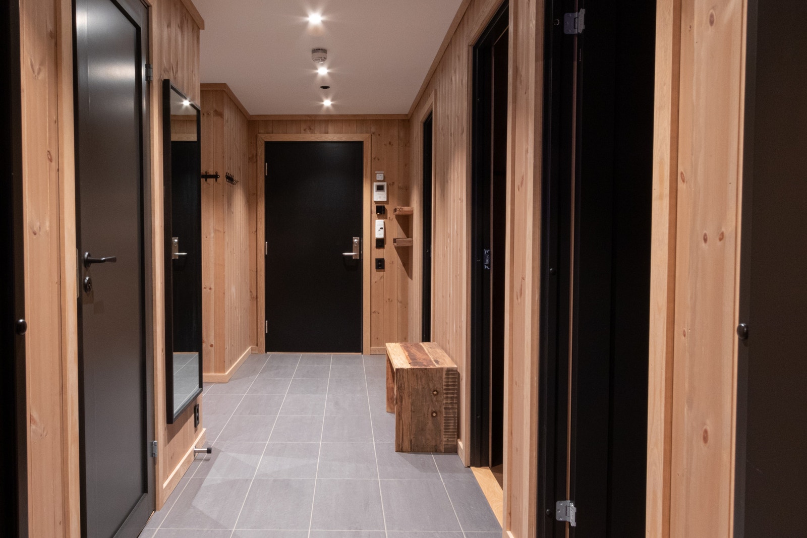 Stor og romslig gang med god plass til lagring av utstyr. Galleribilde