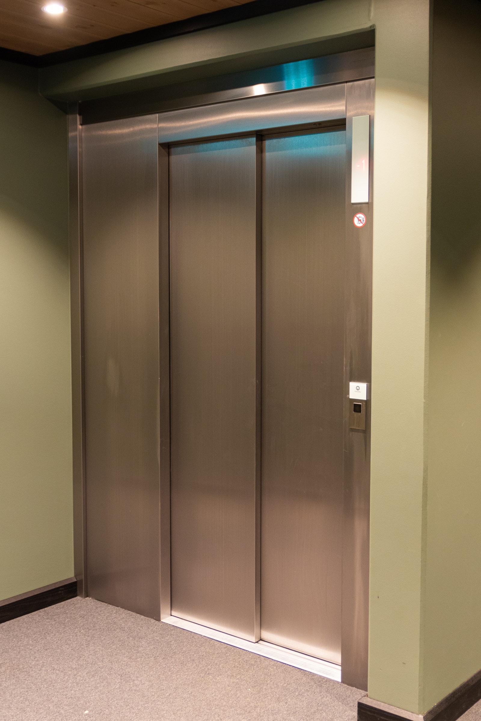 Heis fra garasje til leiligheten. Galleribilde