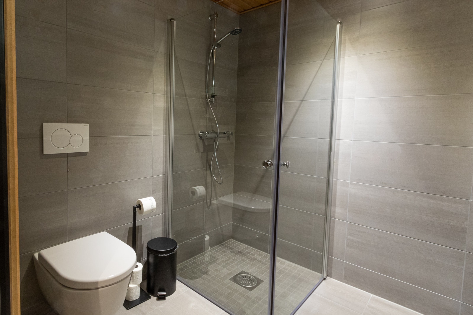 Bad 2 med dusj, toalett, dobbeltservant og vaskemaskin med tørkefunksjon. Galleribilde