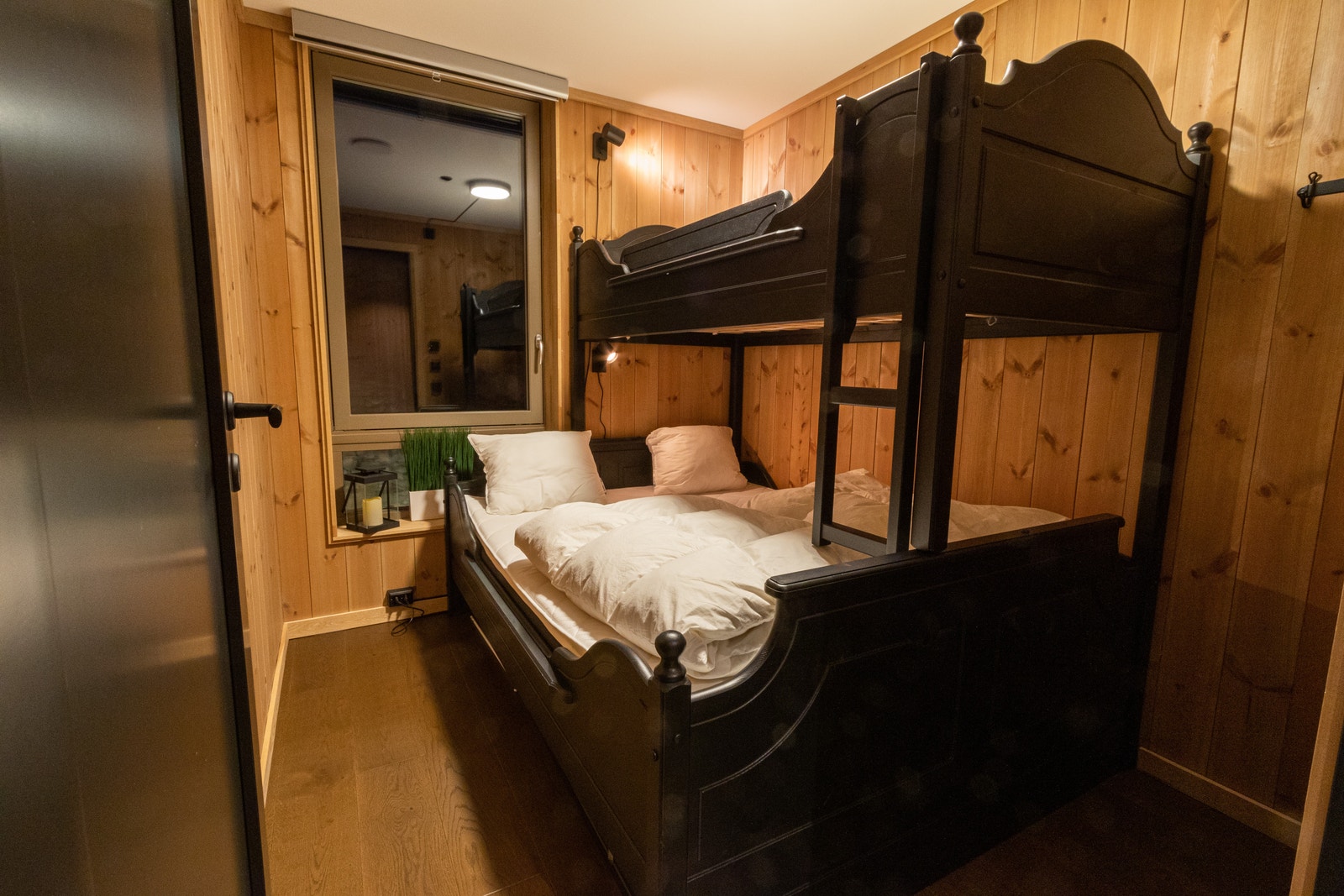 Soverom 2. Familiekøye på 90 cm bred overkøye og 150 cm bred underkøye. Her er det plass til 3 personer. Galleribilde