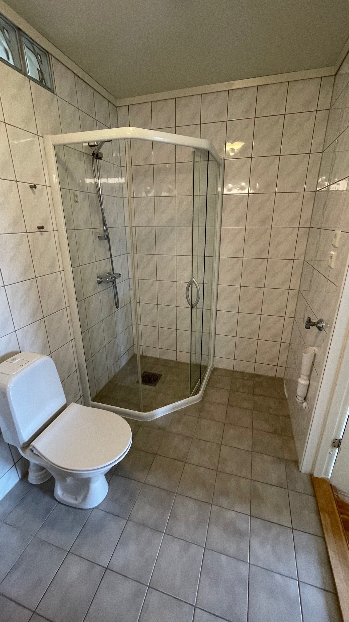 Romslig bad med opplegg for vaskemaskin Galleribilde