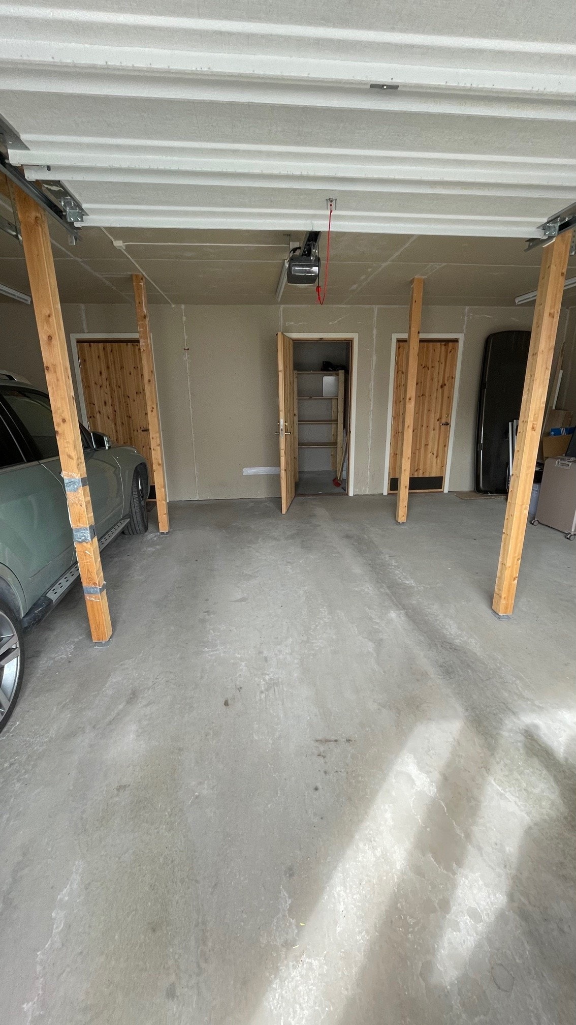 Garasje med elektrisk port i underetage Galleribilde