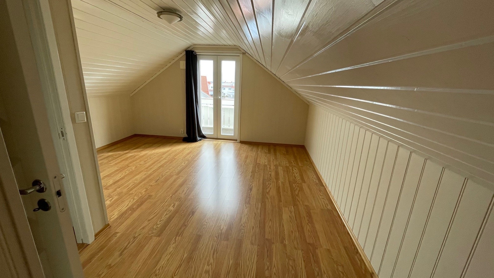 Disponibelt rom loft m/balkong Galleribilde