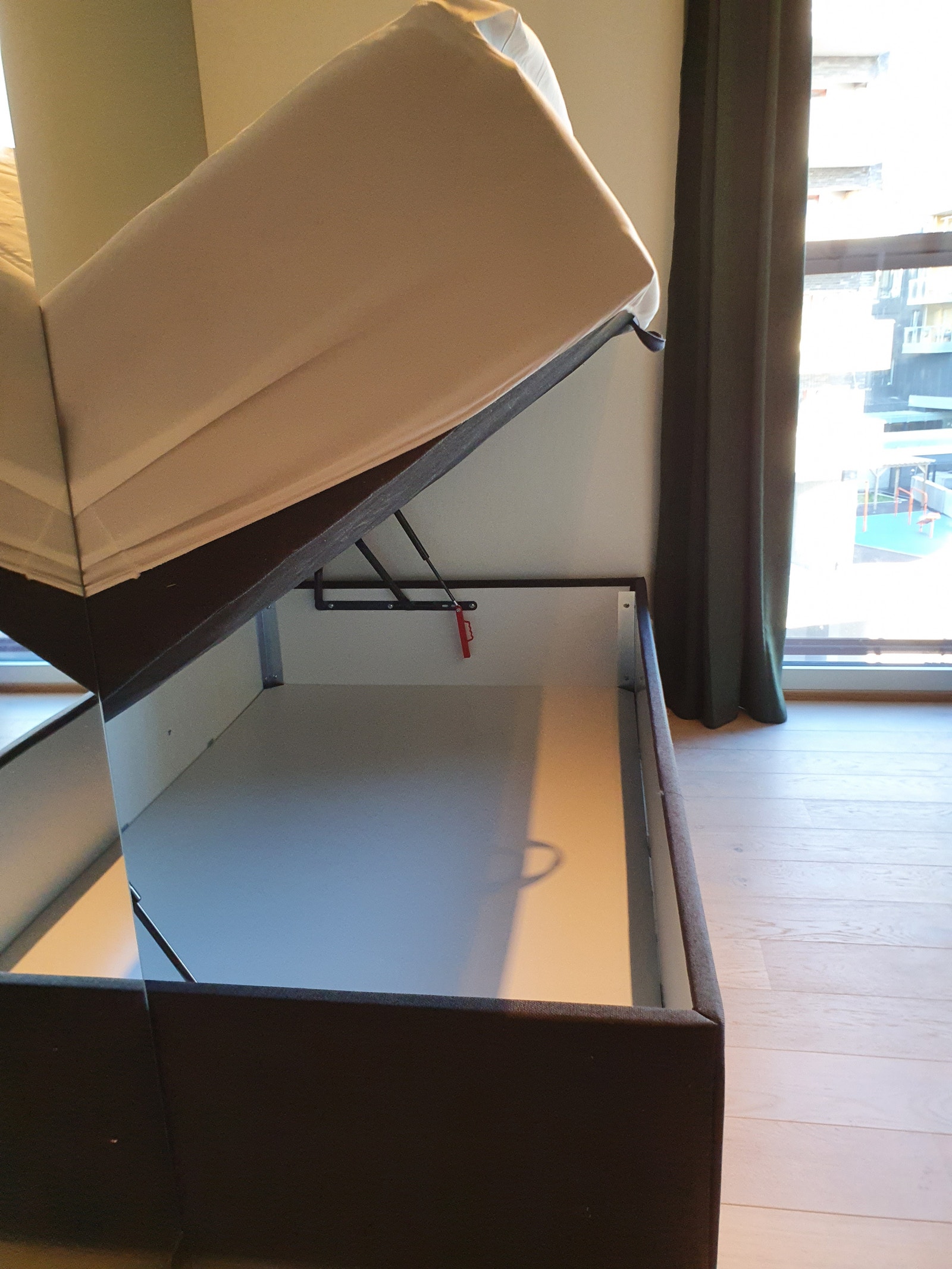UTLEID - Rom 2 - 120cm seng med oppbevaring under. Galleribilde