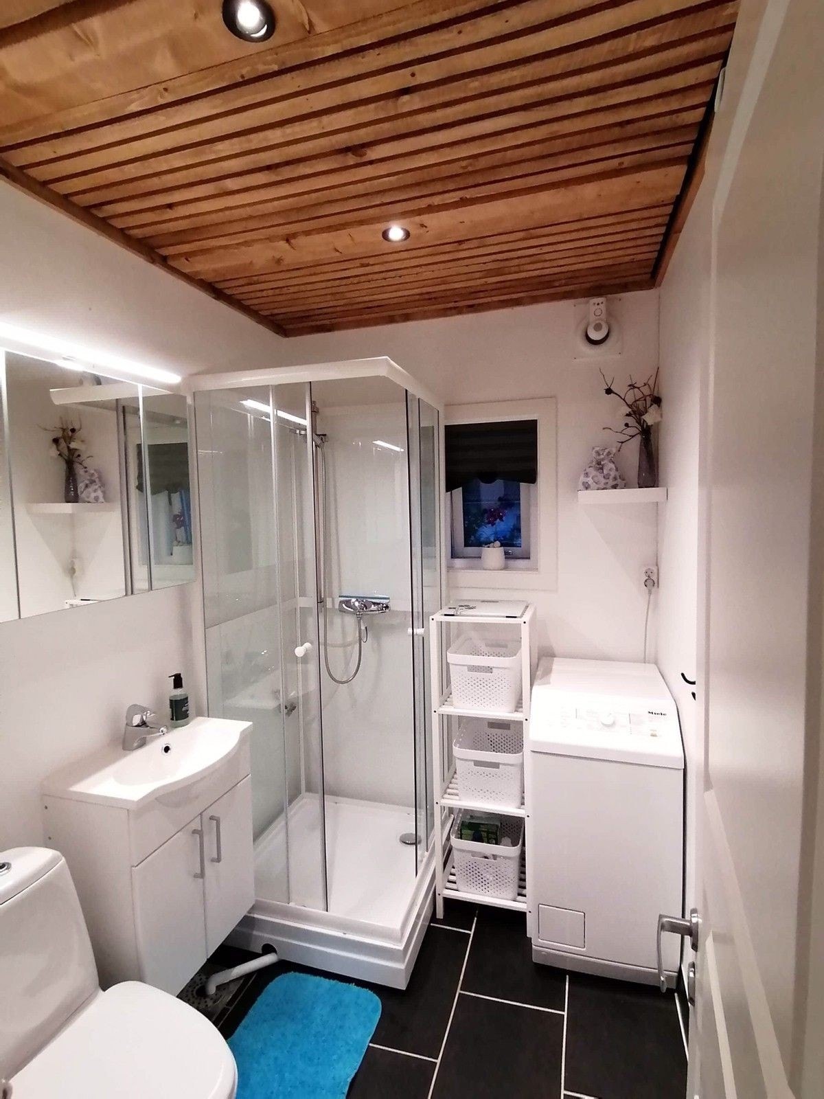 Felles bad nymalt og med ny dusj (2020) Galleribilde