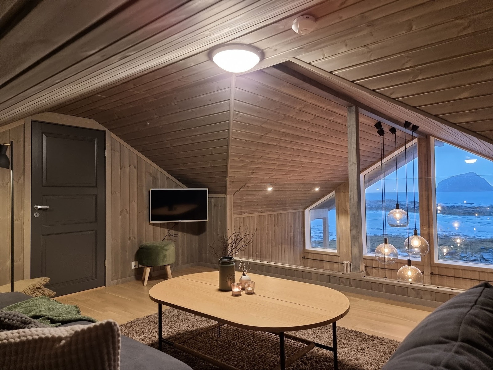 De færreste reiser til Lofoten for å se på TV, men det kan jo likevel være greit å ha.. Galleribilde