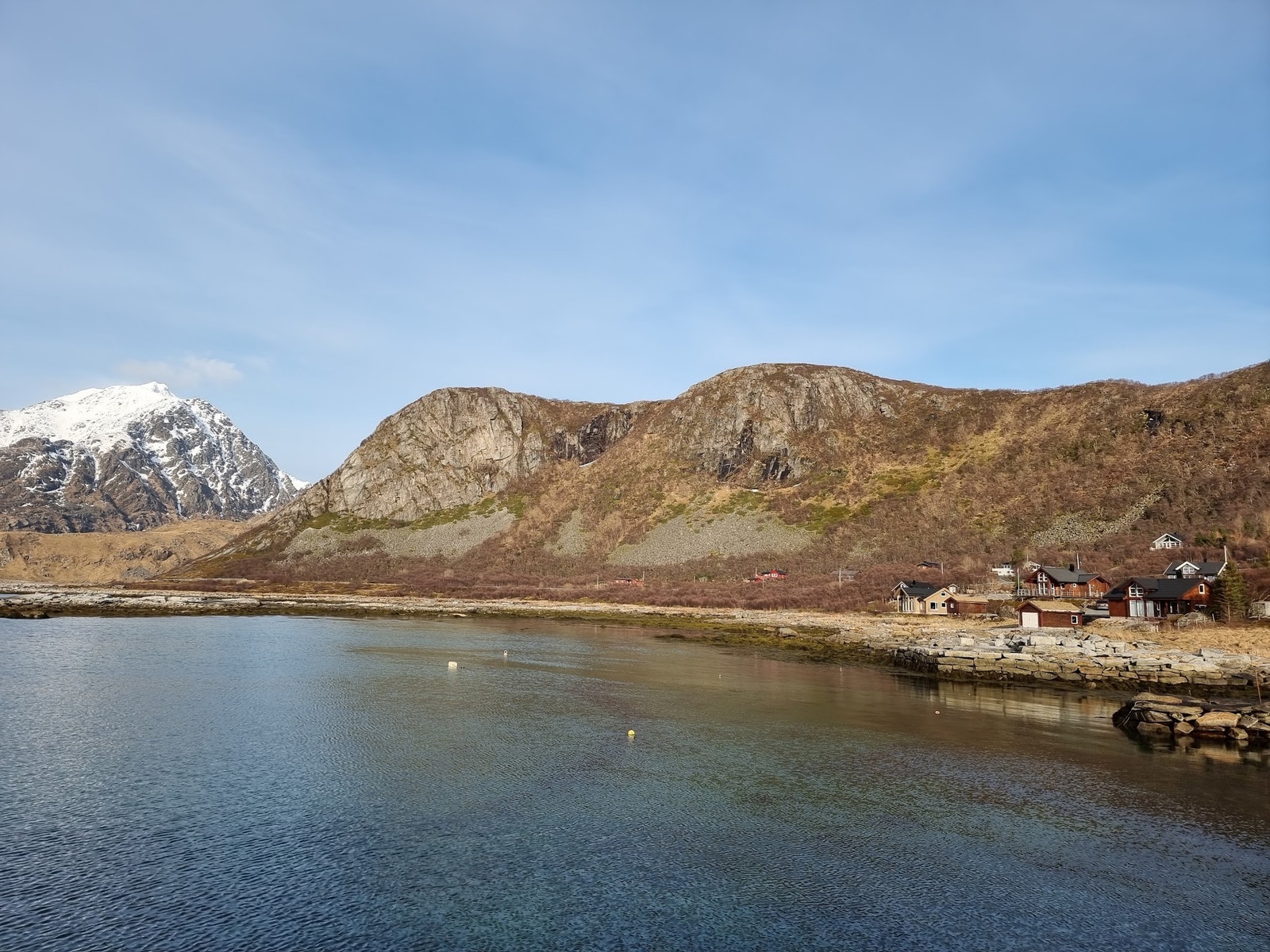 Hytta sett fra litt avstand. Galleribilde