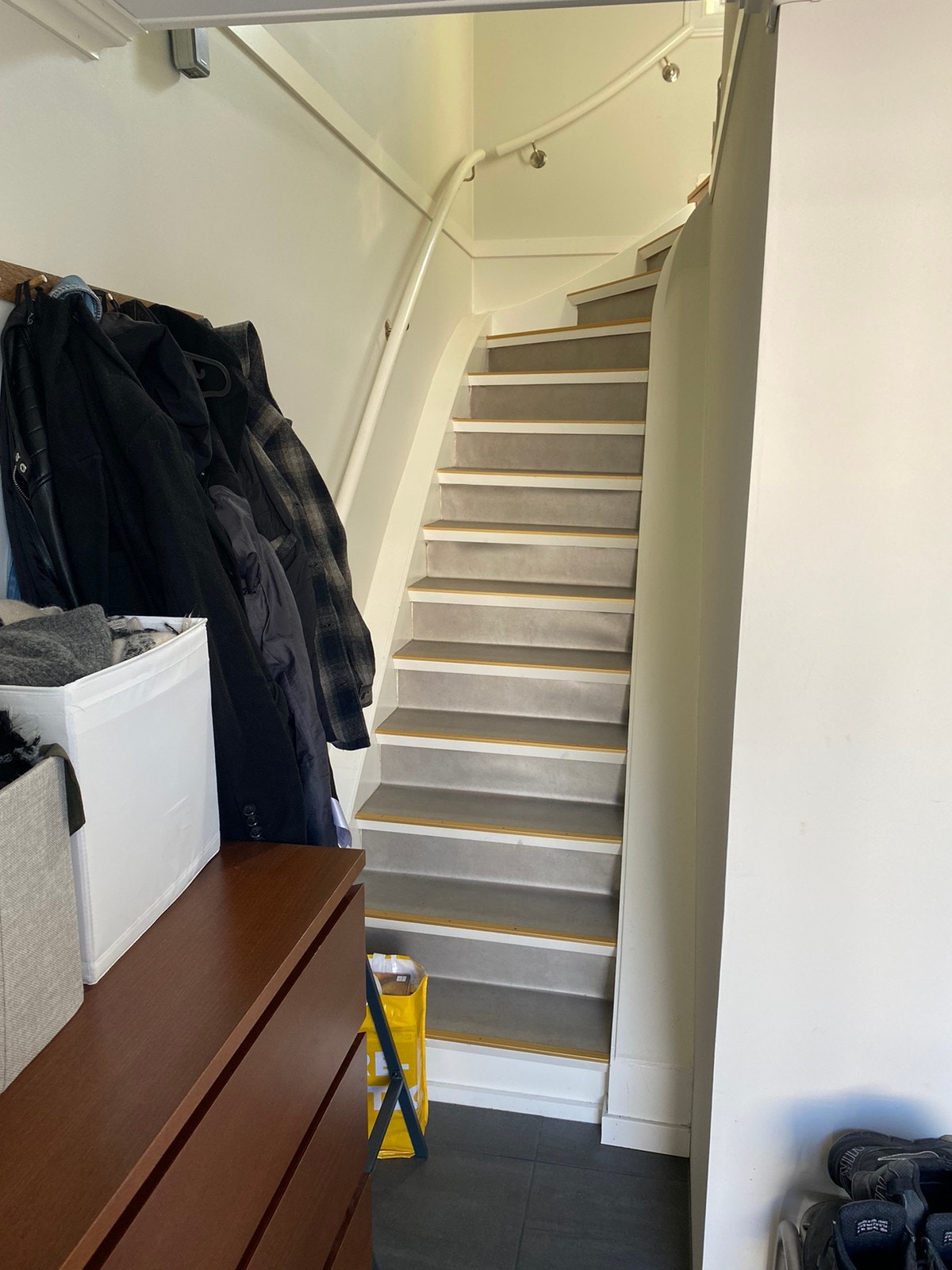 Trapp fra gang/inngangsparti opp til leilighet Galleribilde