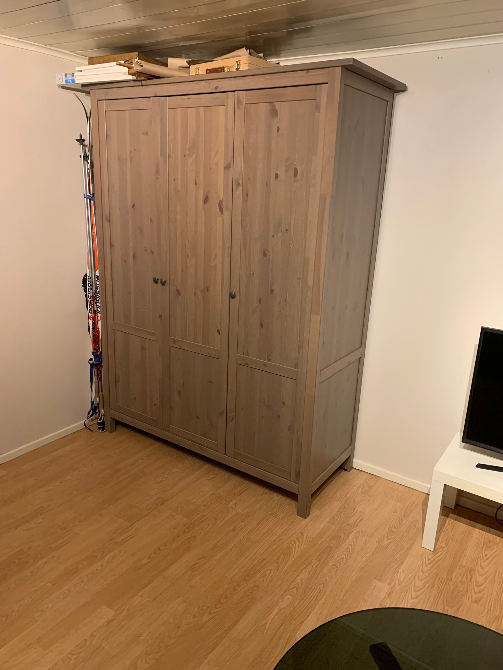 Garderobeskap Galleribilde