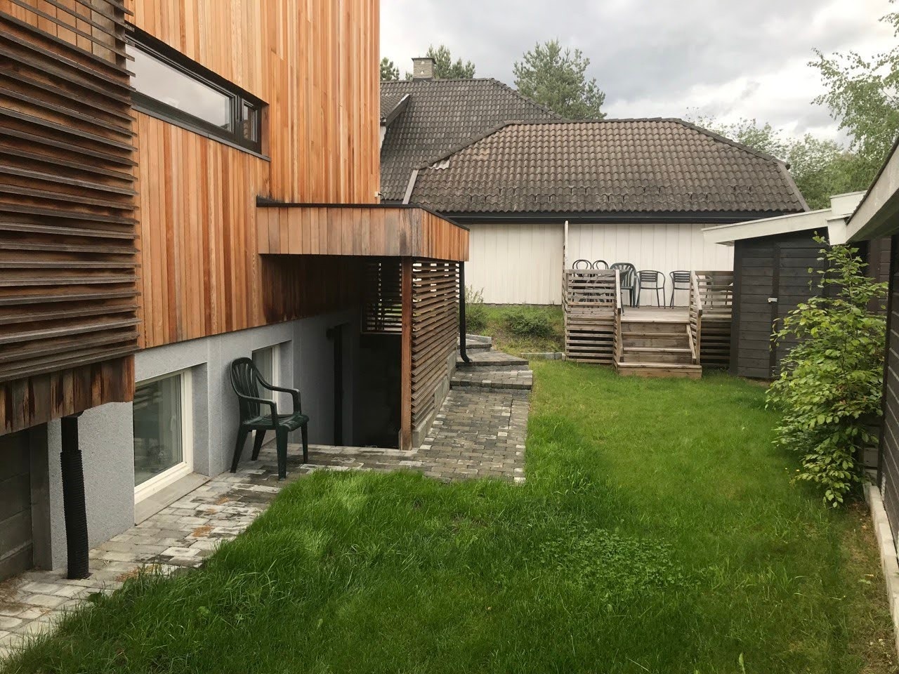 Uteplassen er bygget på uteområdet. Veranda bak i bildet. Galleribilde