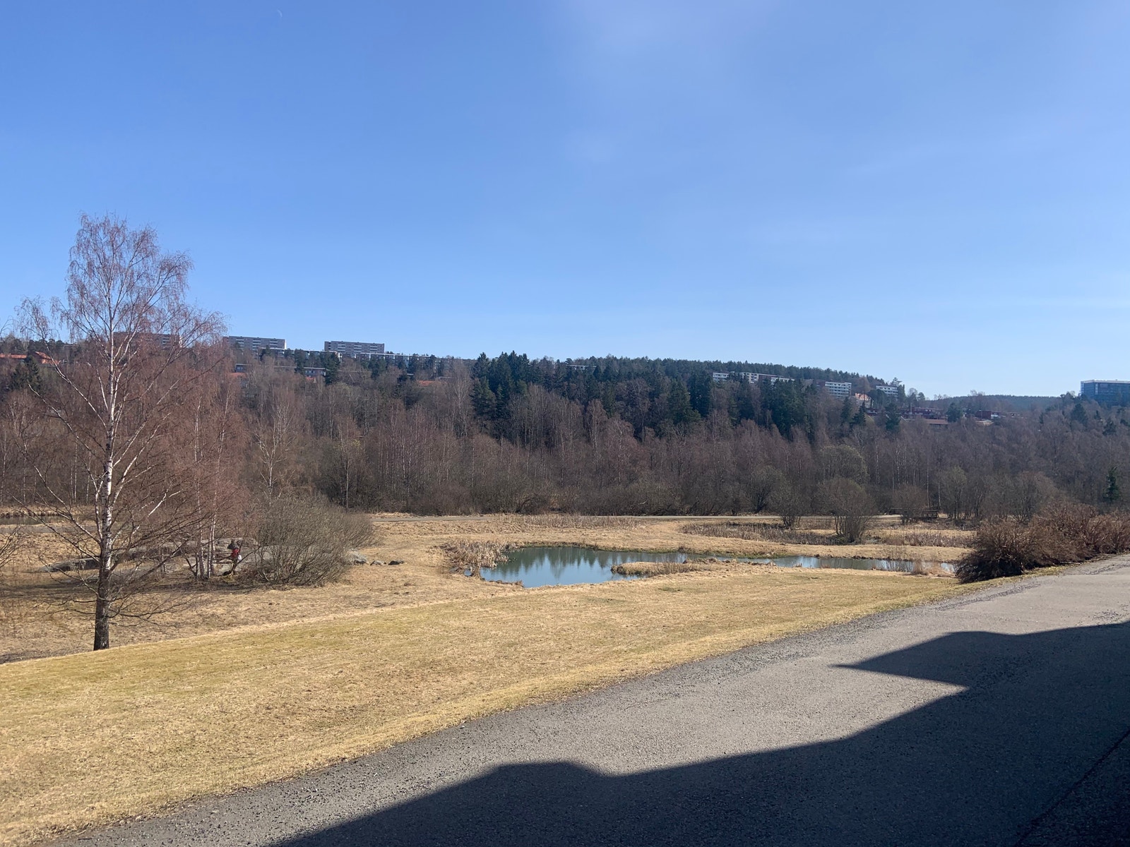 På sommerstid kan morgenkaffen nytes med denne utsikten. Galleribilde