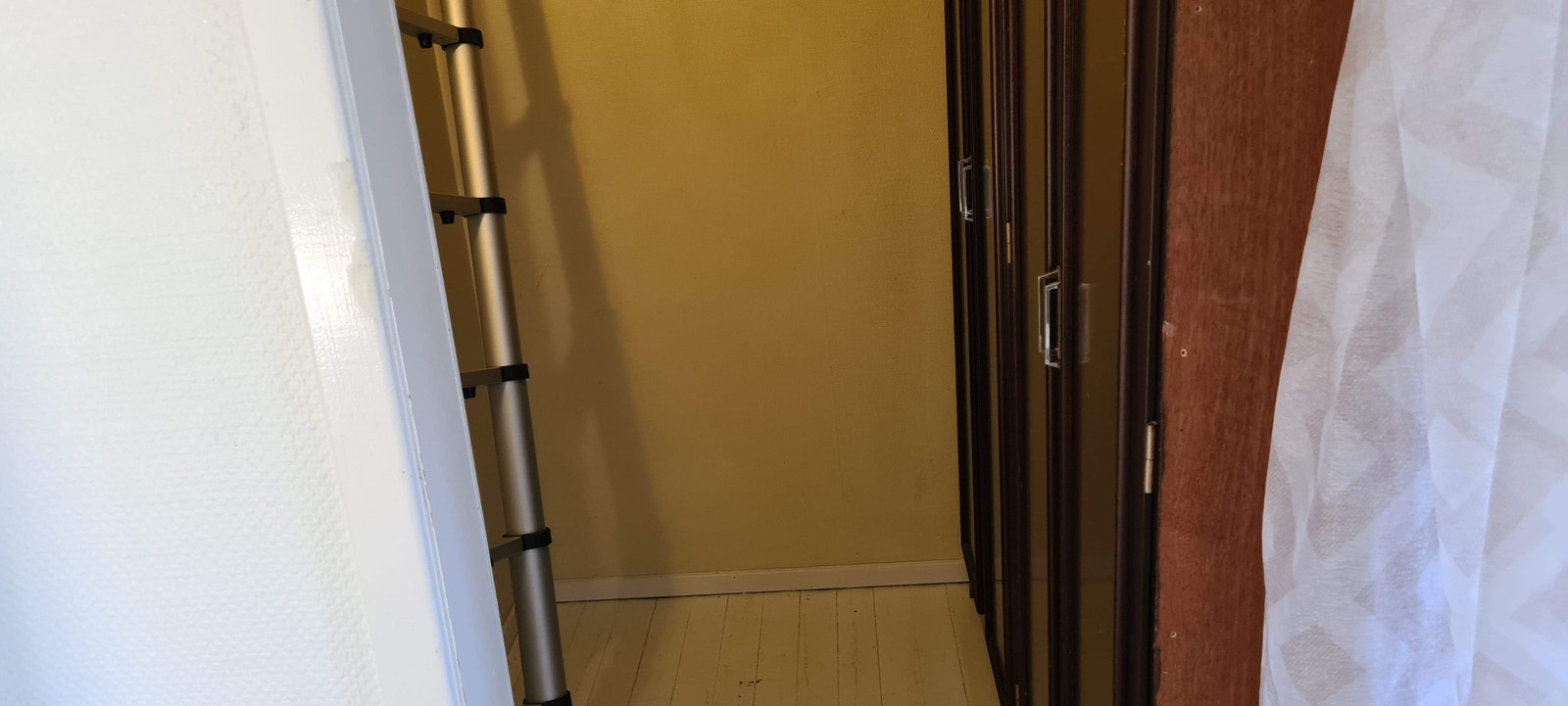 En liten Bod med klesskapet Galleribilde