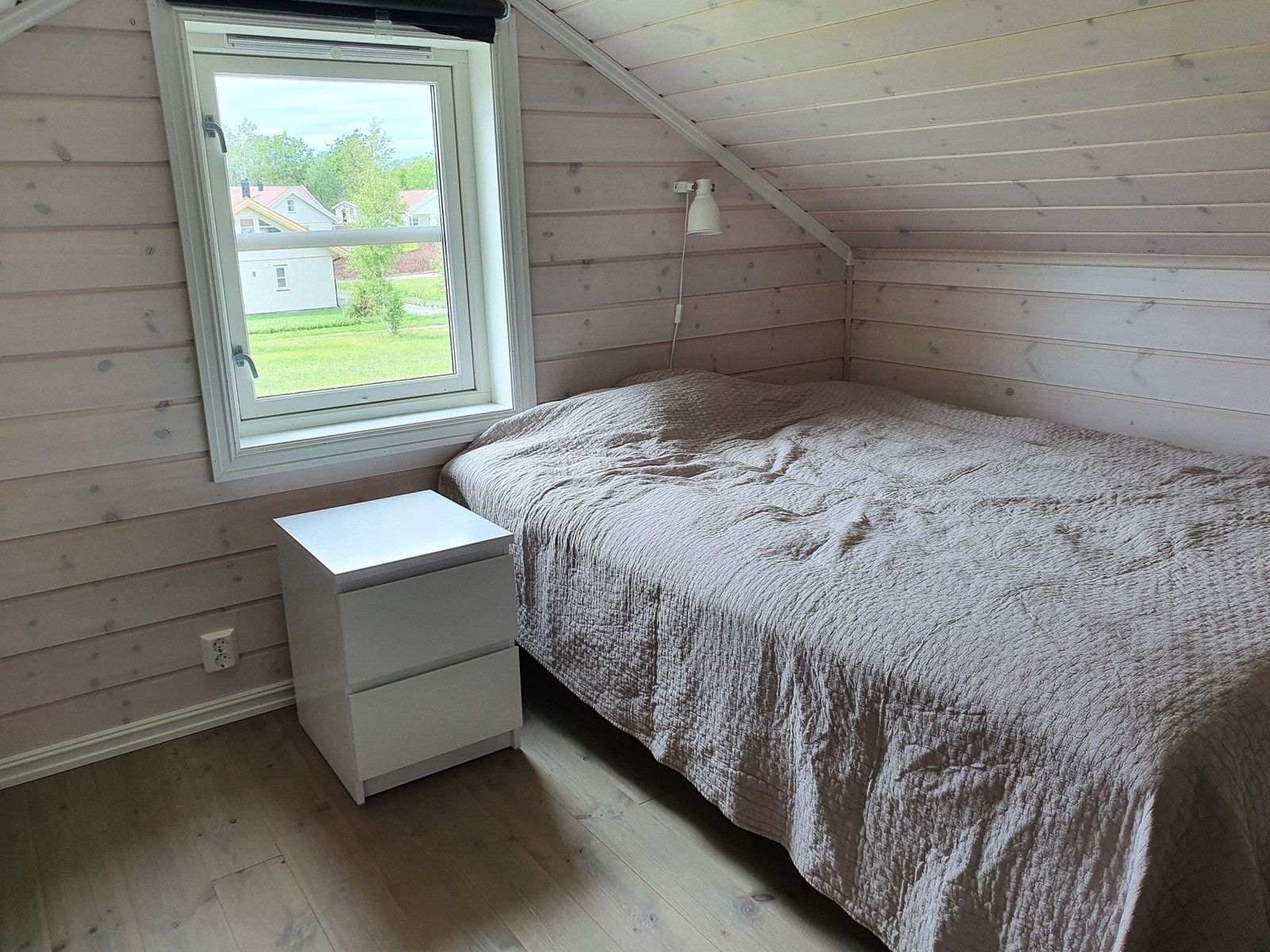 Soverom 4 - oppe, skrivebord og kommode finnes også på rommet. Galleribilde