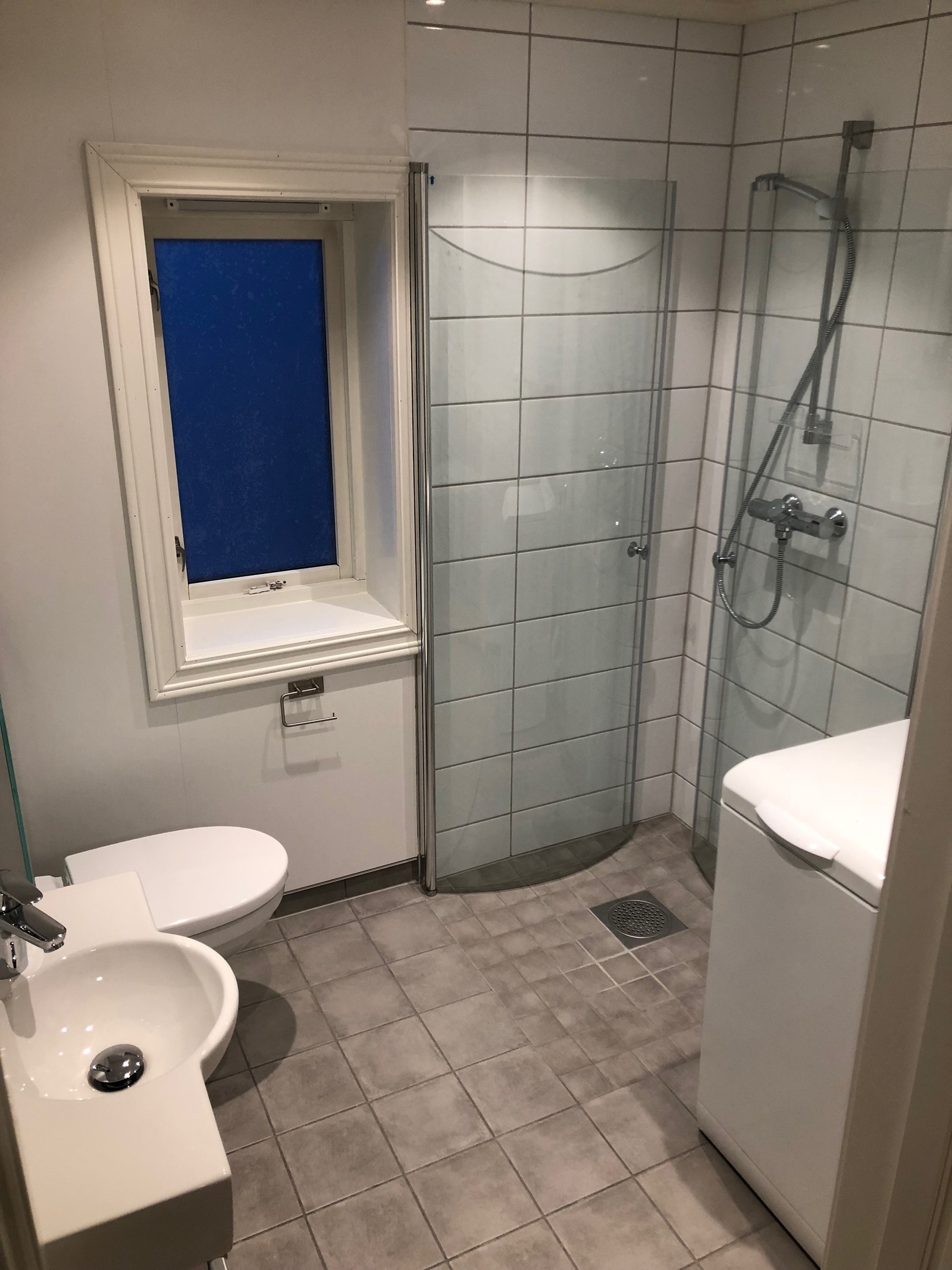 Baderom med varmekabler, varmtvannstank og vaskemaskin. Galleribilde
