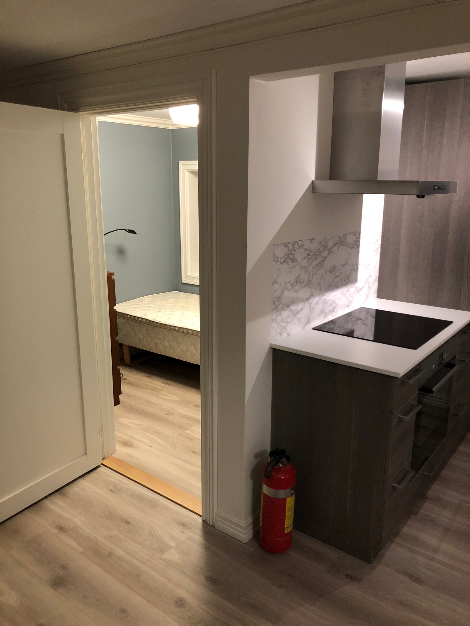 Soverom med dør inn fra stue/kjøkken. Galleribilde