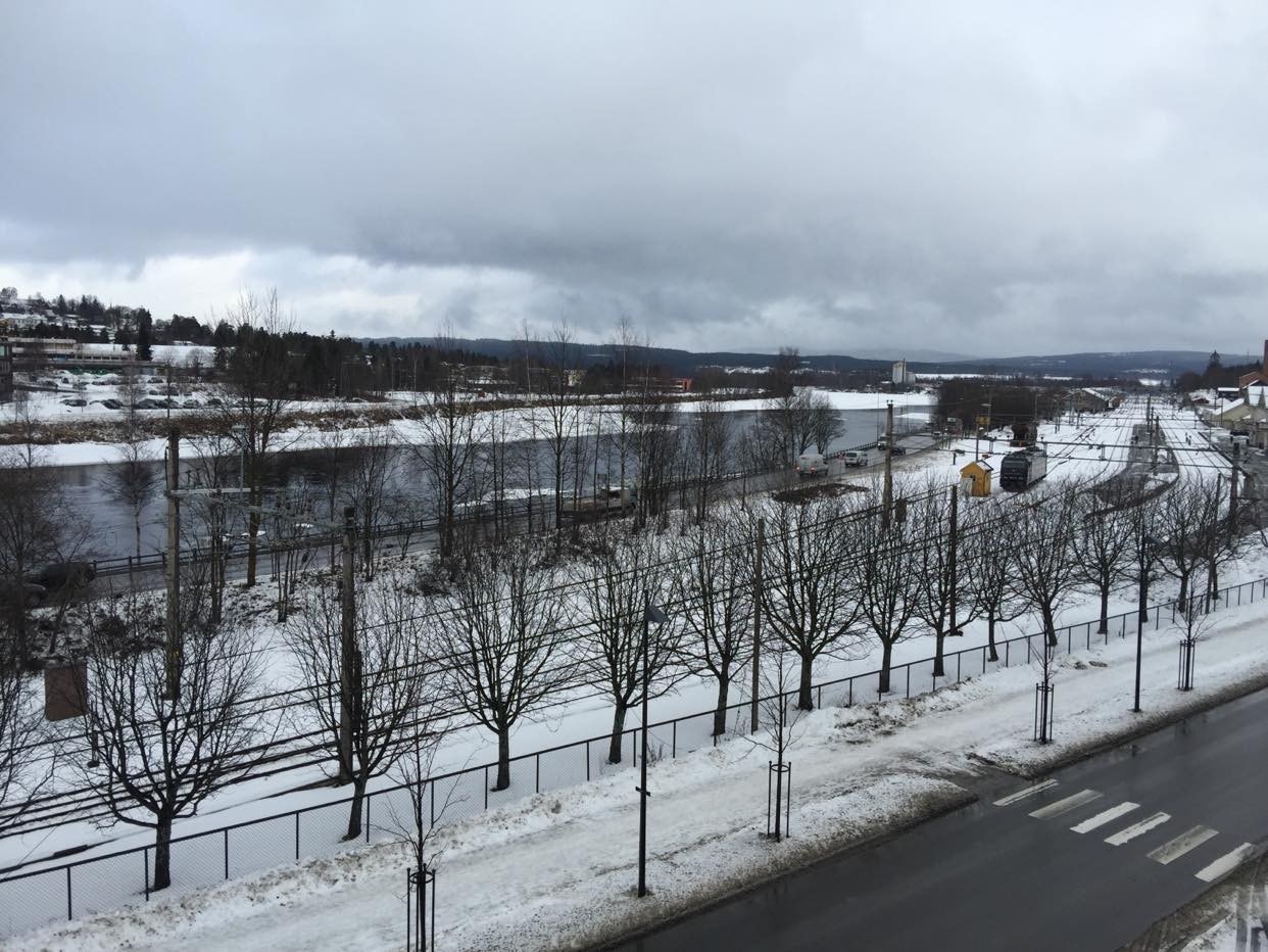 Utsikt mot Glomma og togstasjon Galleribilde