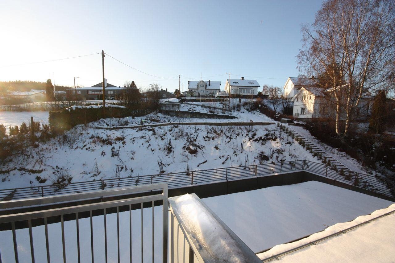 utsikt mot parkering fra balong Galleribilde