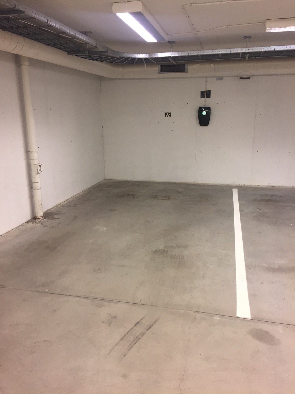 Parkeringsplass med elbil lader Galleribilde