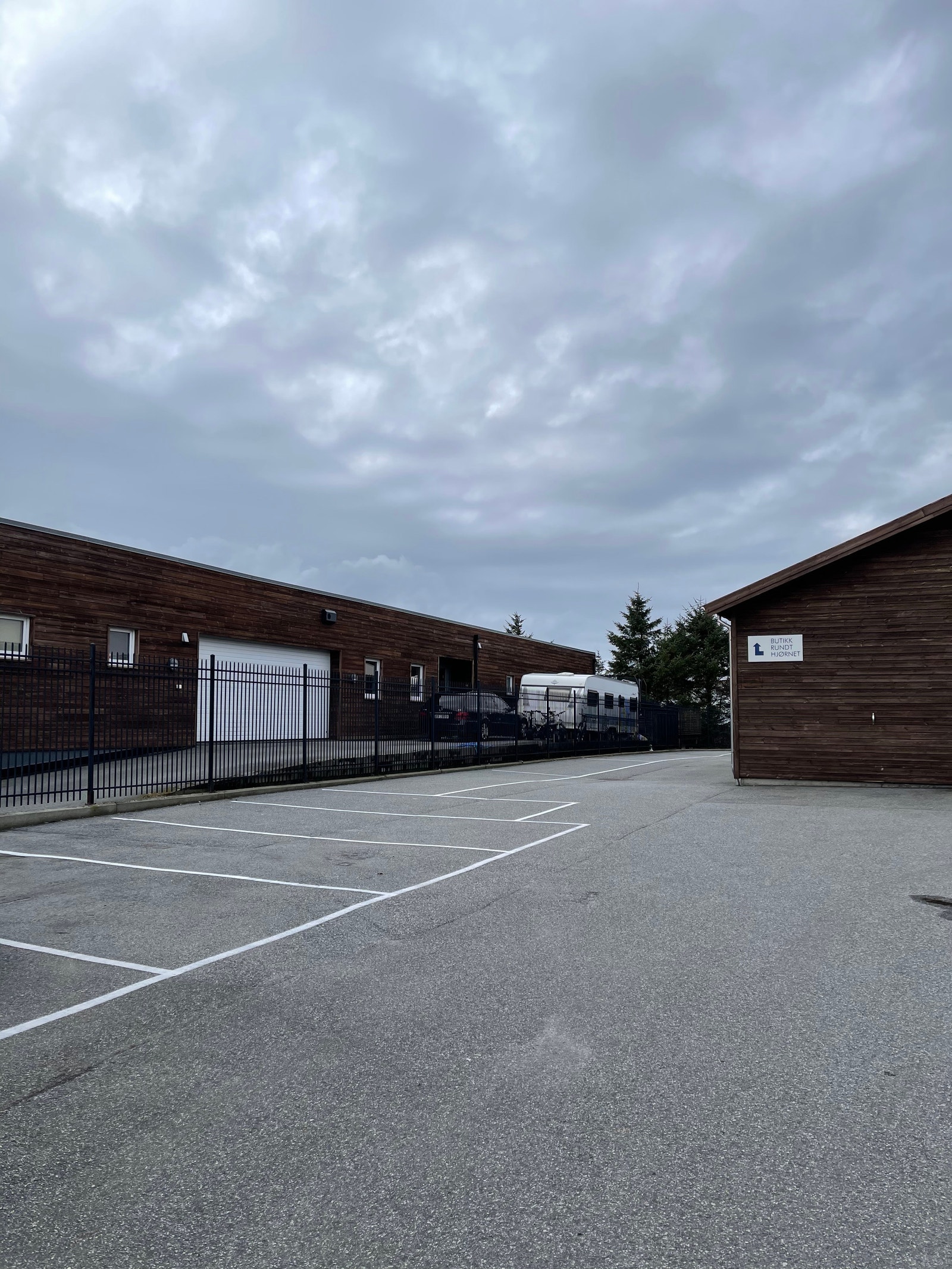 God parkering rundt hele bygget Galleribilde