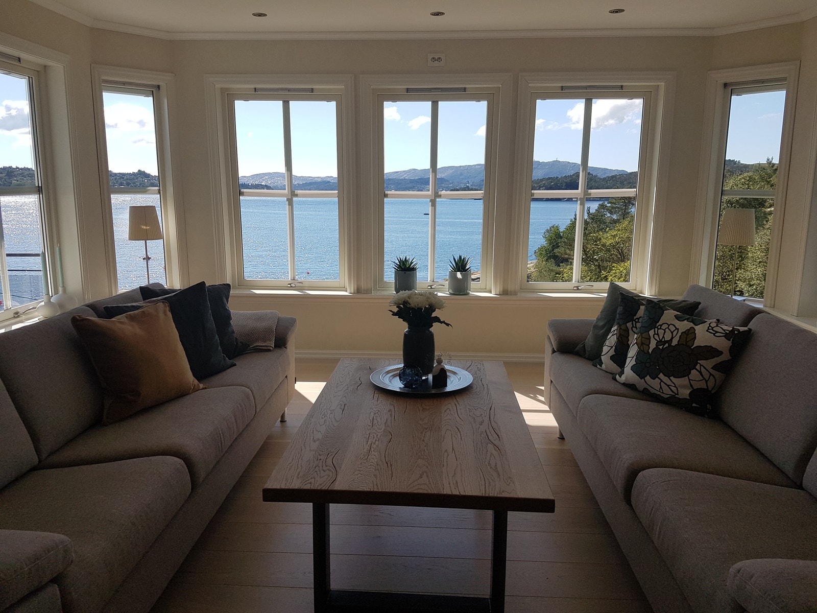 Enda en sittegruppe med flott sjøutsikt Galleribilde