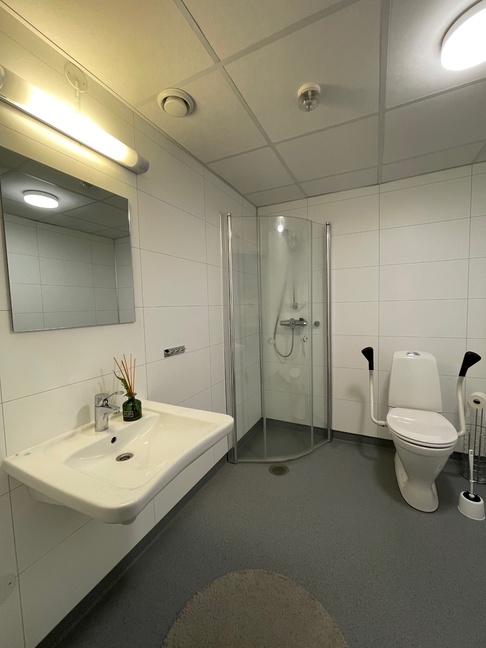 Ett av tre toalett Galleribilde