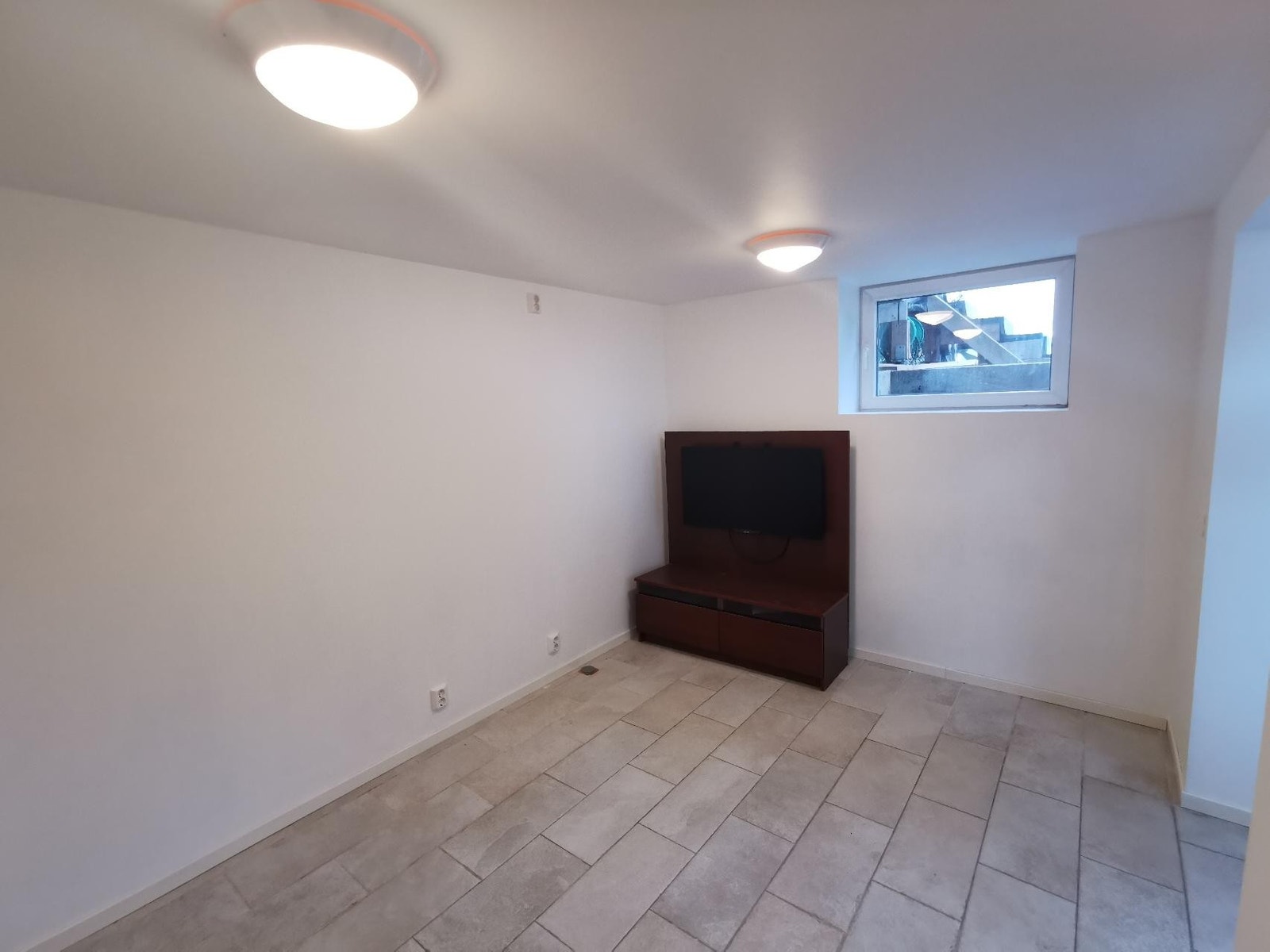 Stue med liten tv og tvbord inkludert Galleribilde