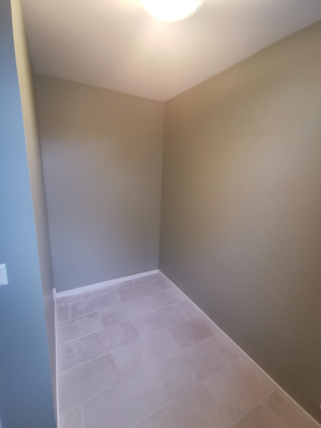 Liten rom med plass til en seng Galleribilde