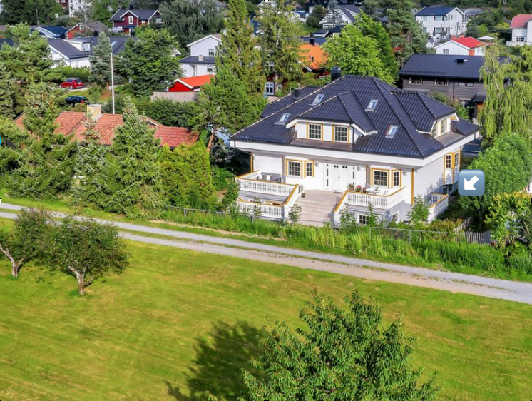 Inngangen til leiligheten fra siden av huset. Soverommet vender også mot denne stille og usjenerte siden av huset. Der er også uteplass på dette solrike området. Galleribilde