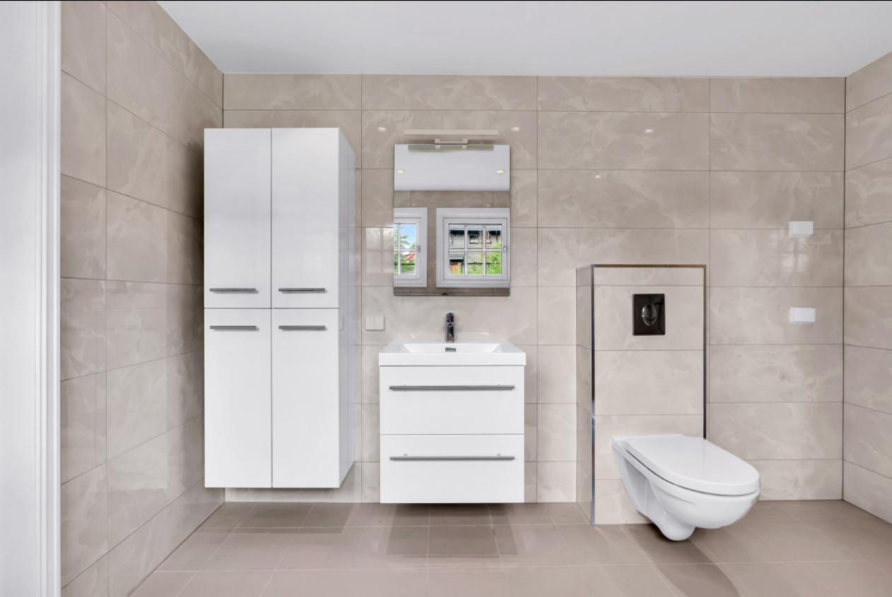 Lekkert og nyere baderom med gulvvarme og downlights Galleribilde