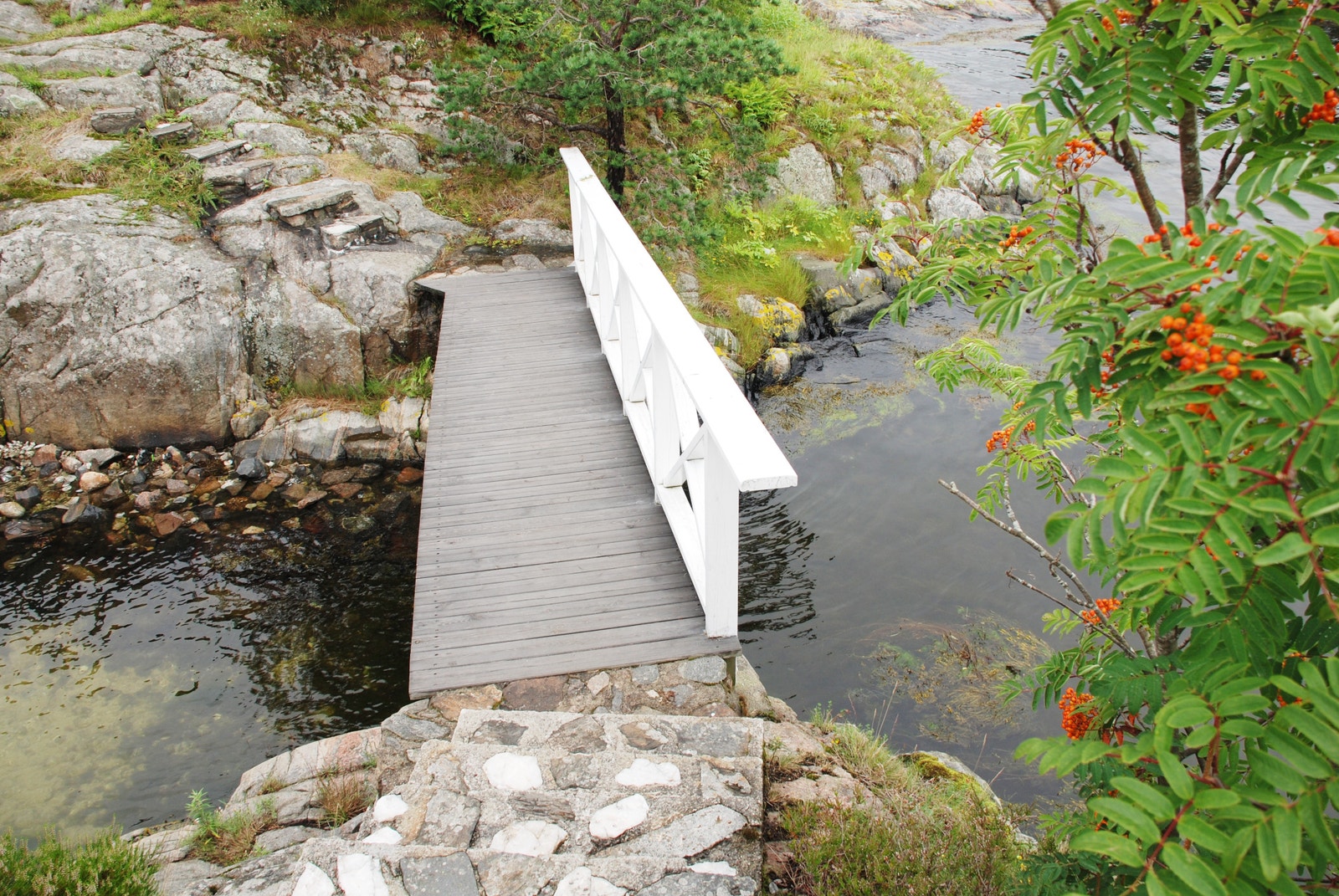 Egen gangbru fra parkeringsplass til øya Galleribilde