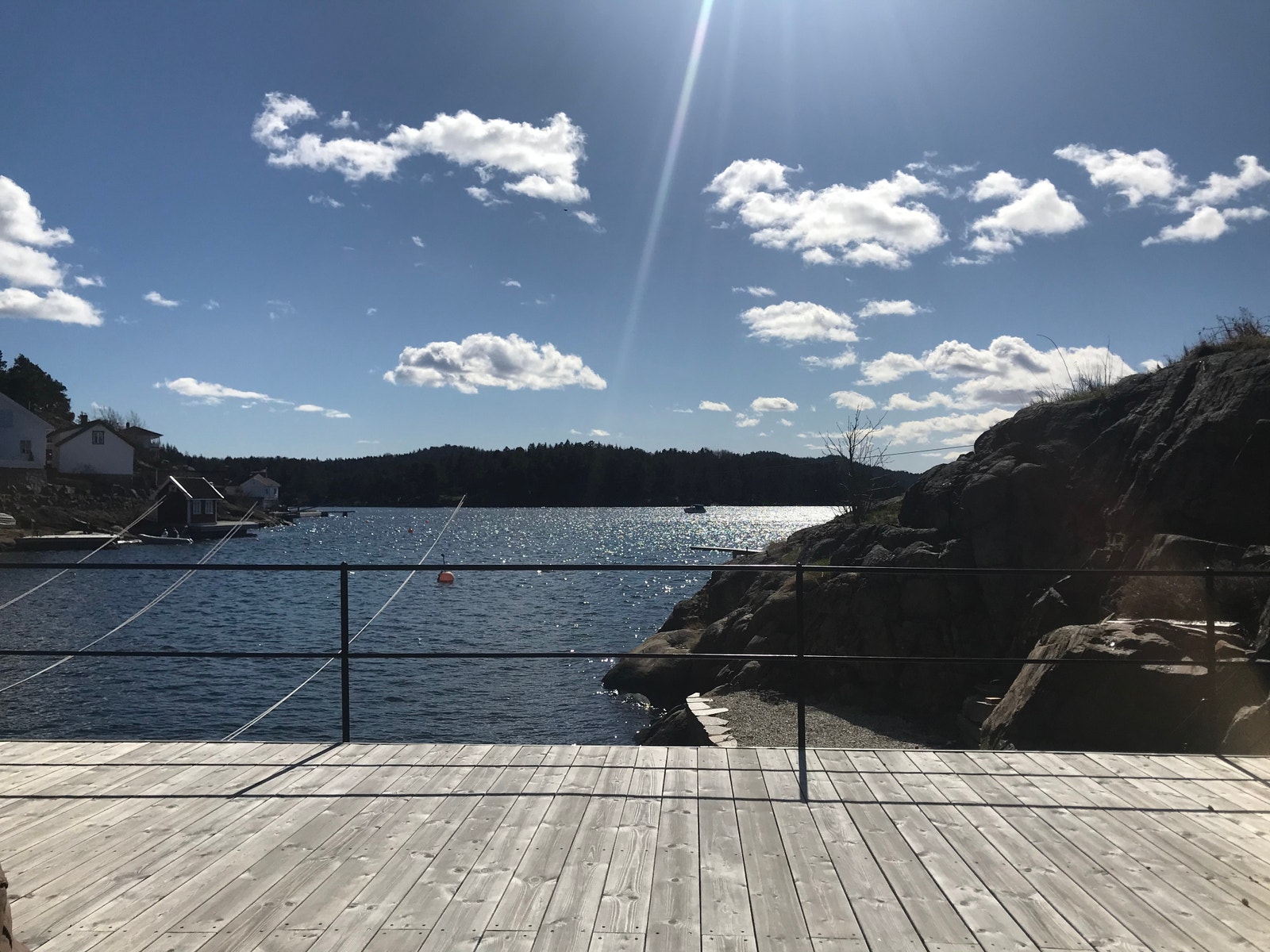 Lun, usjenert og solrik uteplass med egen brygge Galleribilde